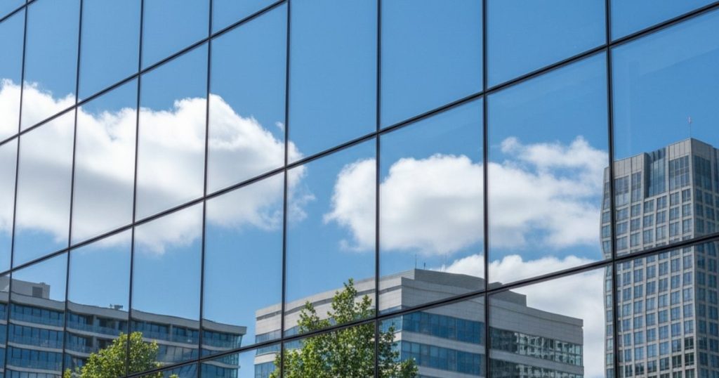 Bâtiment avec fenêtres effet miroir