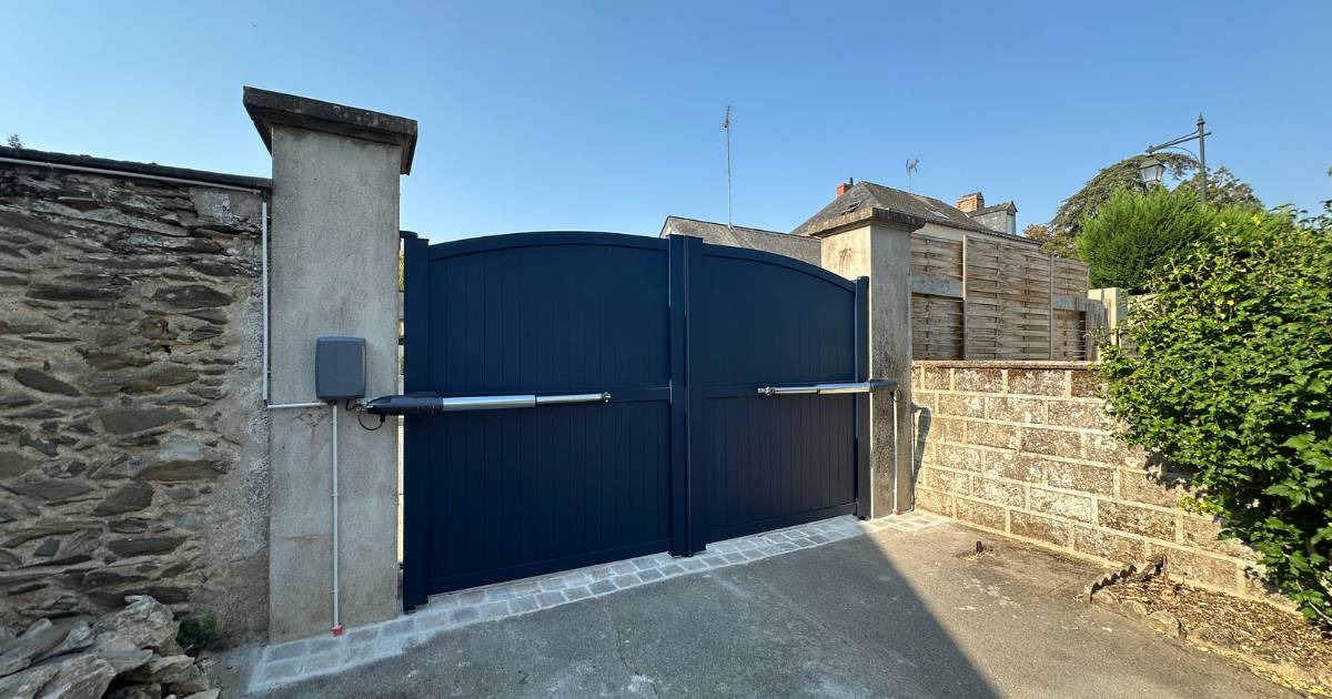 Fourniture et pose portail 2 battants et porte de service-Houssay