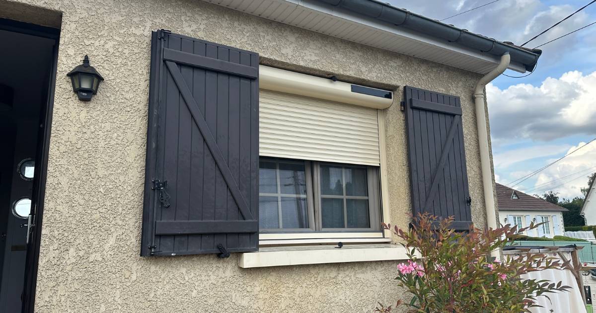 Fourniture et pose volets roulants solaire avec moustiquaire-Saint-Cosme-en-Vairais