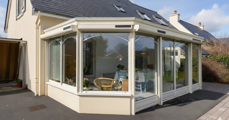 Fourniture et pose de 7 volets roulants solaires en aluminium sur véranda