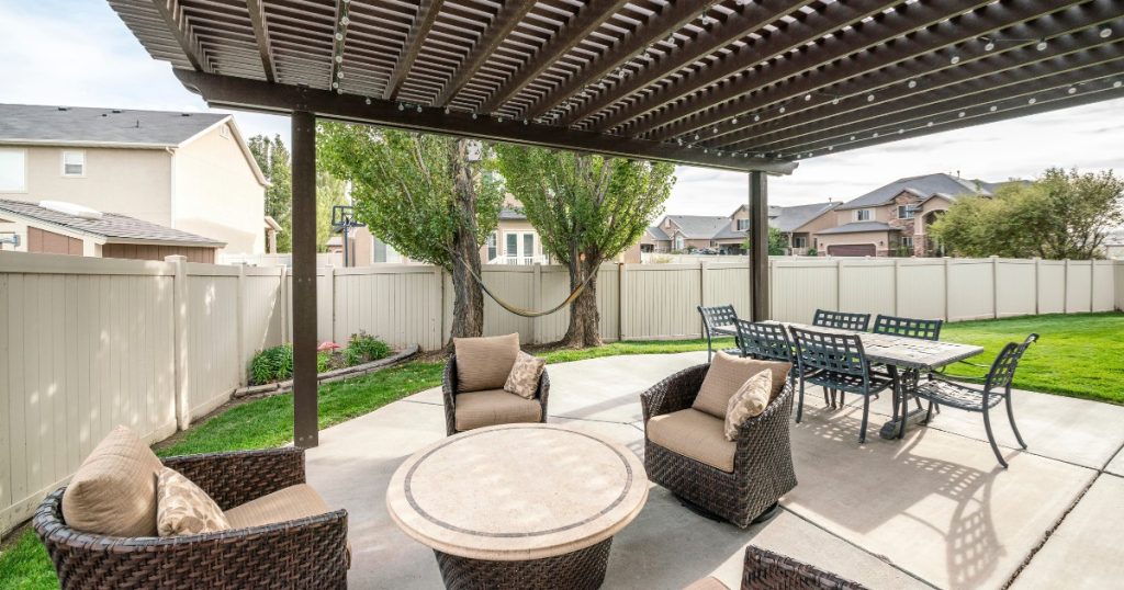 Pergola bioclimatique sol beton