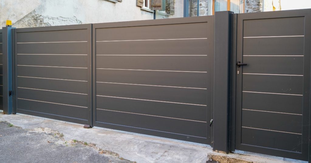 Portail battant aluminium avec portillon