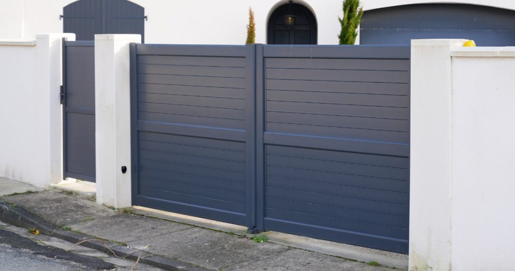 Portail battant aluminium plein gris anthracite