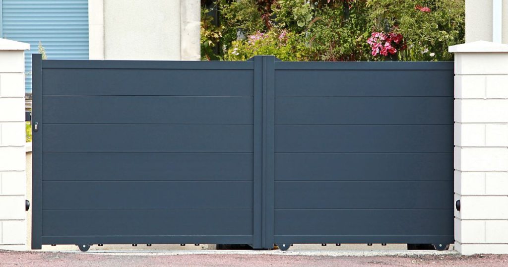 Portail coulissant aluminium plein ouvert
