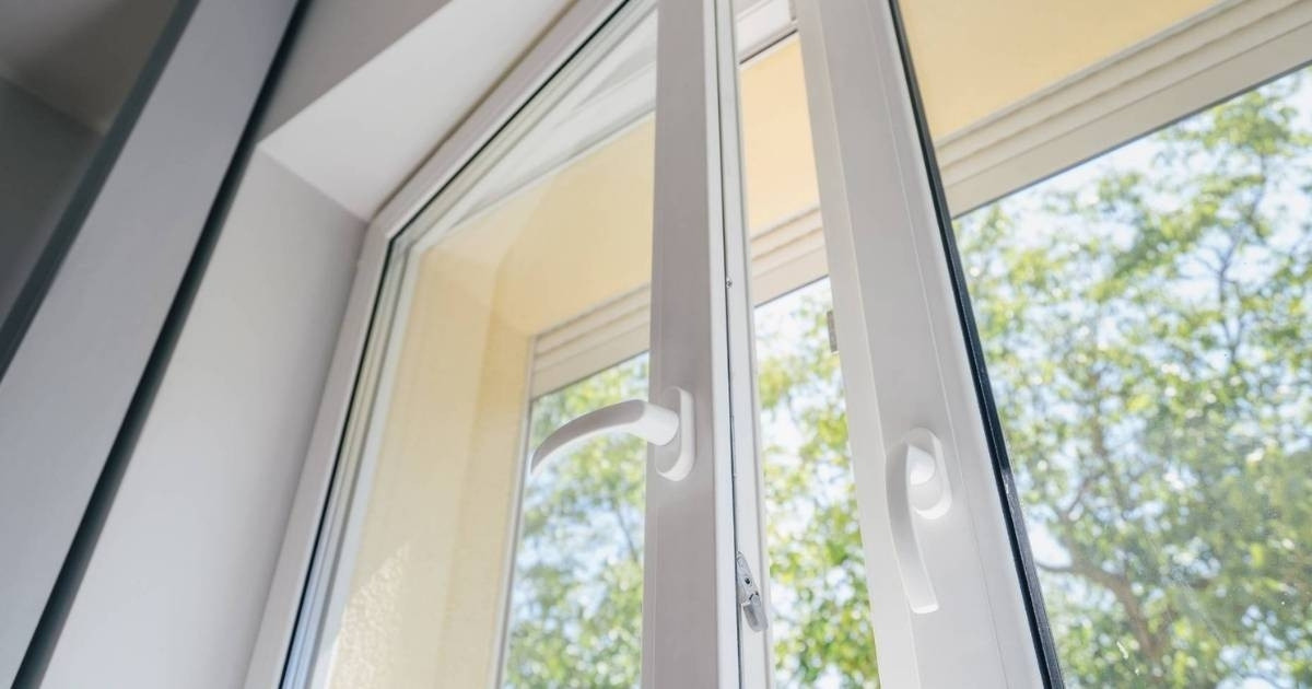 fenetre PVC blanc semi-ouverte 