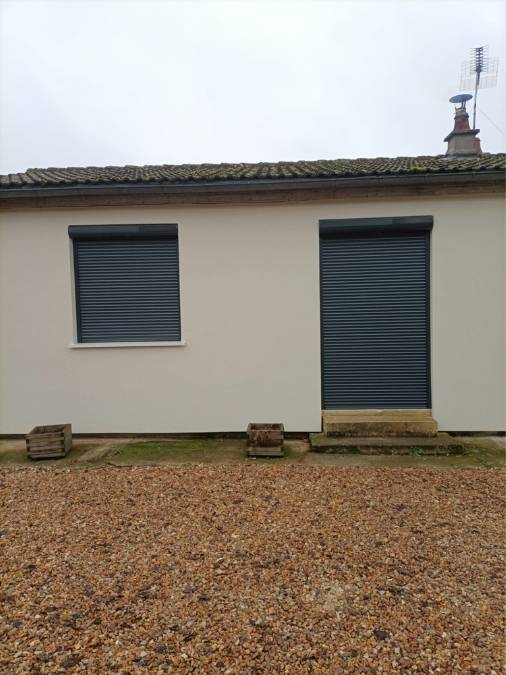 Volets roulants solaires gris anthracite fermés