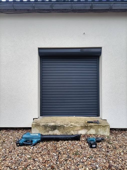 Volet roulant solaire gris anthracite fermé