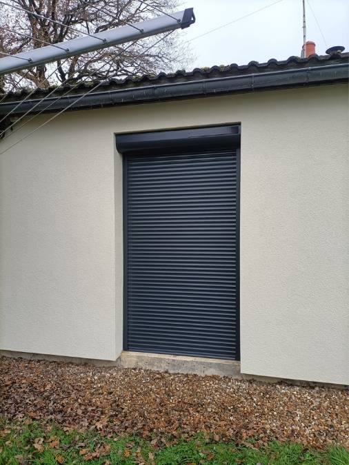 Volet roulant solaire gris anthracite fermé vue extérieur