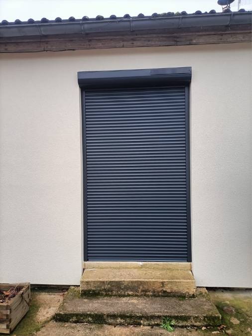 Volet roulant solaire gris anthracite fermé