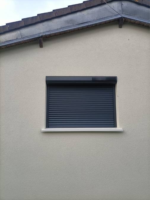 Petit volet roulant solaire gris anthracite fermé