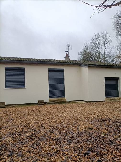 Vue d'ensemble du projet : 7 volets roulants solaires gris anthracite fermé