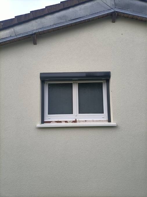 Volet roulant solaires en aluminium ouvert
