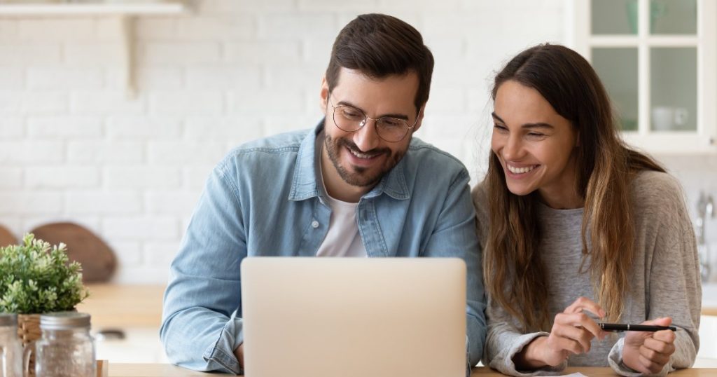 Clients qui comparent des devis