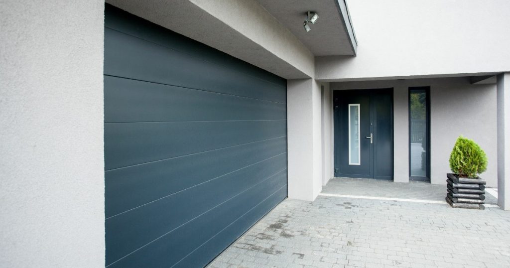 Porte de garage fermer en aluminium gris anthracite