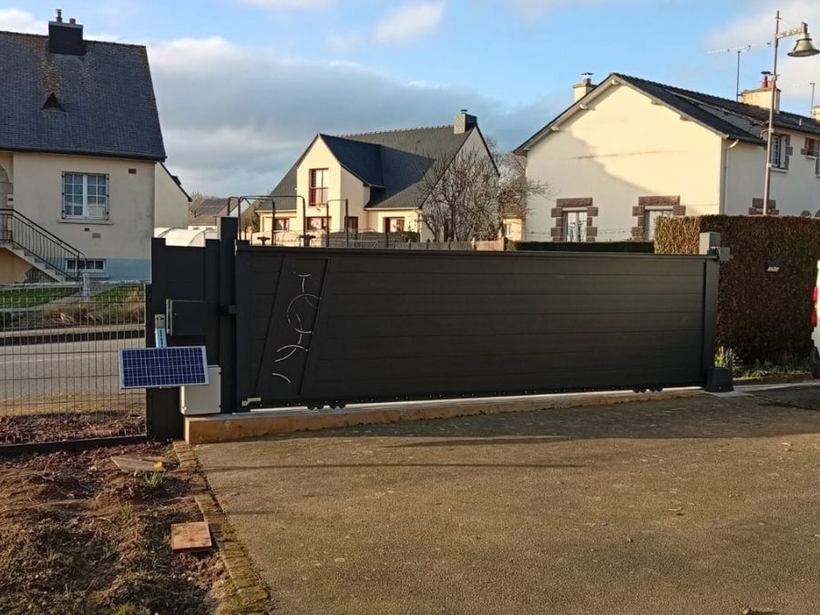 Portail coulissant gris anthracite