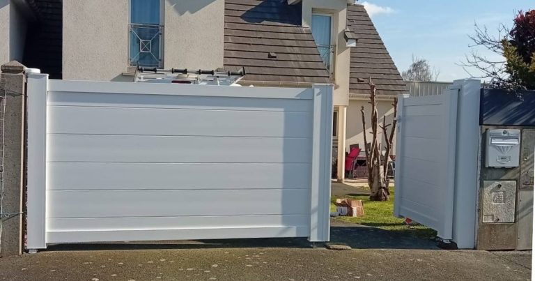 Fourniture et pose d'un portail battant, porte d'entrée vitrée et porte de garage