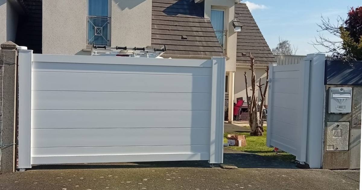 Fourniture et pose d’un portail battant, porte d’entrée vitrée et porte de garage