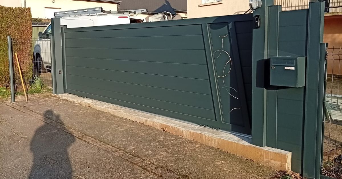 Fourniture et pose d’un portail coulissant motorisé, d’une porte d’entrée et d’un grillage rigide