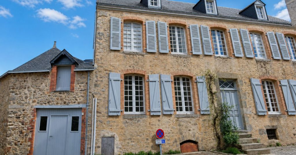 Fenêtre à Sainte-Suzanne-et-Chammes rénover dans une cité médiévale classée