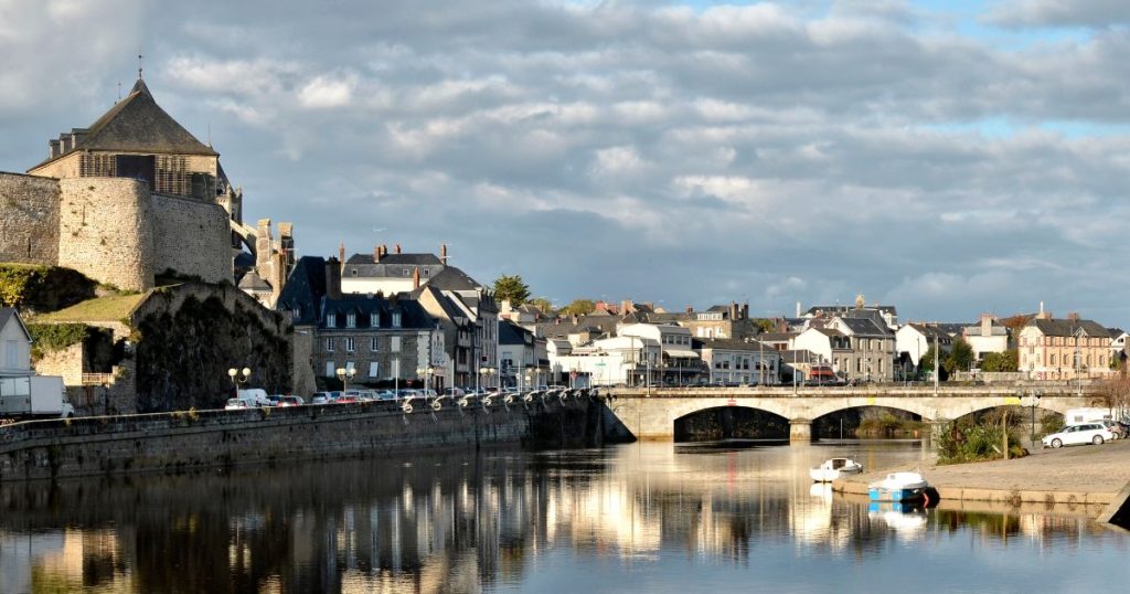 Fenêtres dans le bocage mayennais grès, schiste et petites ouvertures