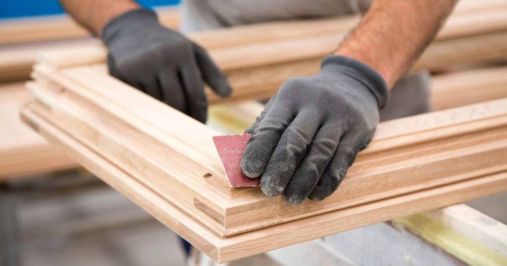 Atelier de menuiserie bois où sont fabriquées les fenêtres pour maisons anciennes du pays de Vitré