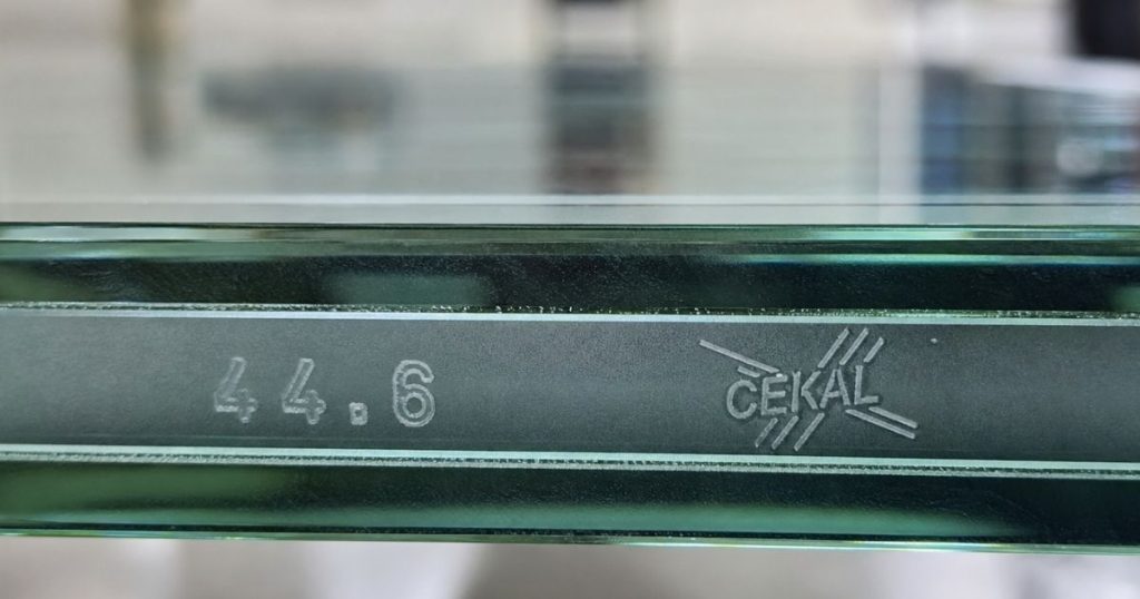 Marquage périmétrique 44.6 d’un vitrage SP10 anti-effraction sur une fenêtre par Kalio Menuiserie