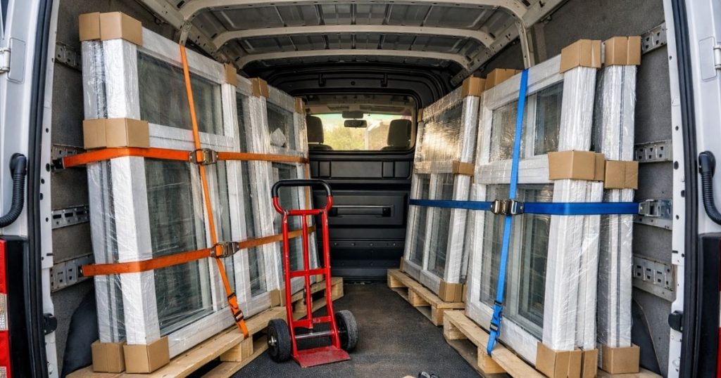 Fenêtres neuves chargées pour un chantier de pose en Mayenne par Kalio Menuiserie