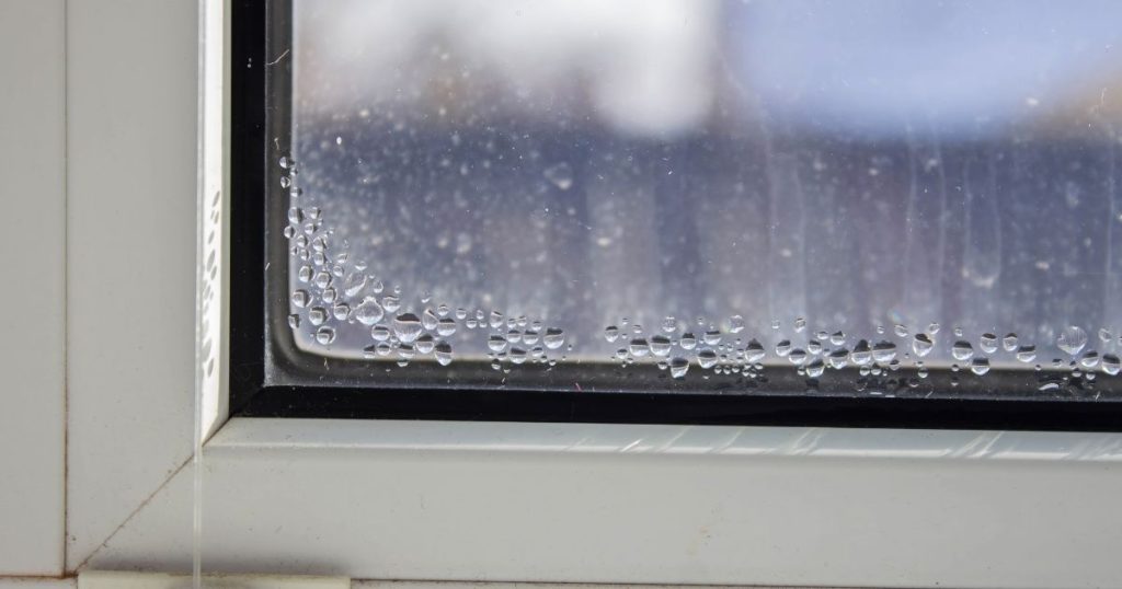 Buée entre les vitres d’un double vitrage, signal de diagnostic fenêtre par Kalio Menuiserie