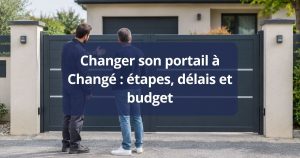 Ancien portail au laquage écaillé et au vantail affaissé, avant remplacement, à Bonchamp-lès-Laval