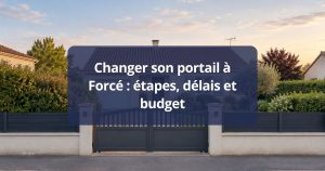 Ancien portail au laquage écaillé et au vantail affaissé, avant remplacement, à Forcé