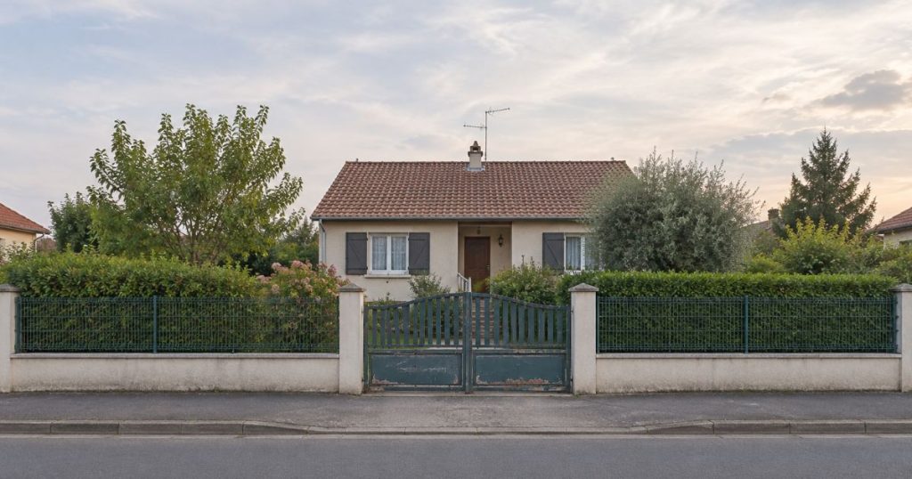 Façade sur rue d’un pavillon de Forcé avant de changer le portail, entrée et clôture alignées, par Kalio Menuiserie