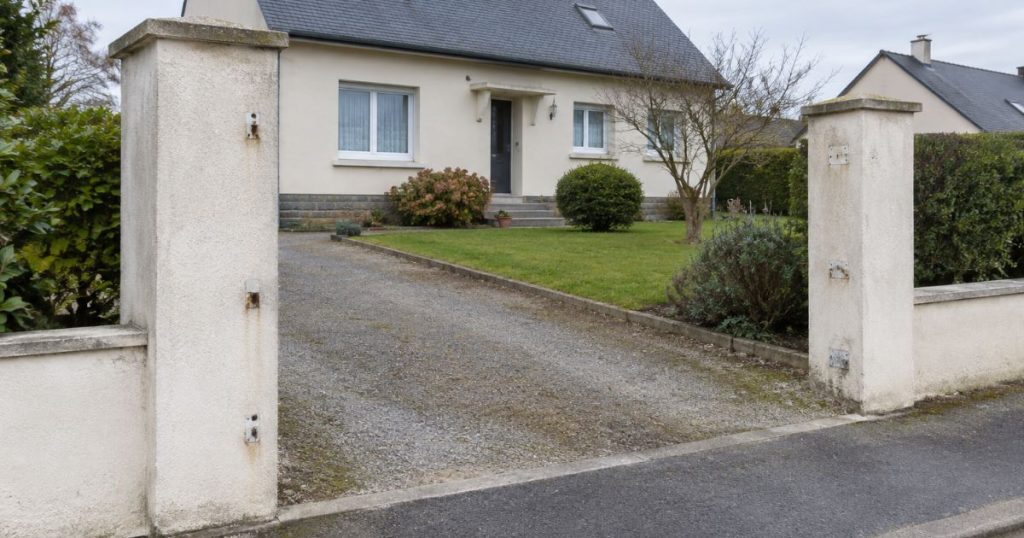 Entrée de Fougères après dépose de l’ancien portail, les deux piliers d’origine conservés