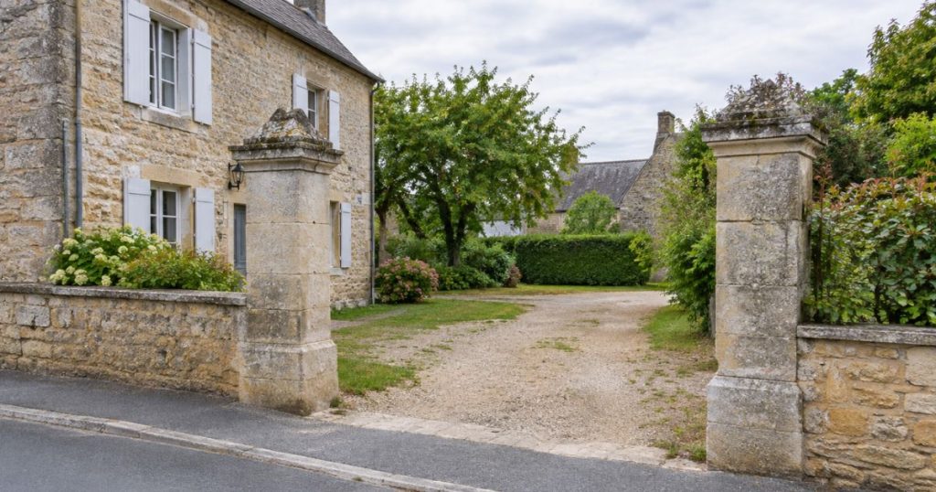 Changer son portail à Montsûrs, entrée de bourg ancien entre deux piliers de pierre