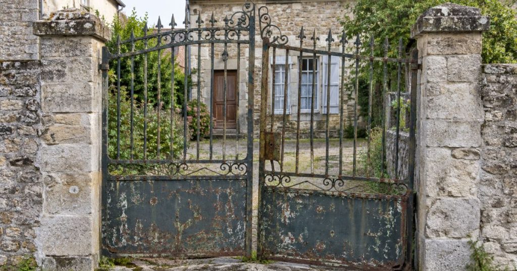 Ancien portail à changer à Montsûrs, pilier désaffleuré et vantail affaissé, par Kalio Menuiserie