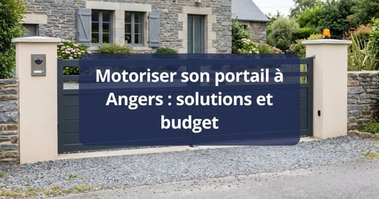 Portail battant aluminium motorisé et sa platine de visiophone sur le pilier, à Angers