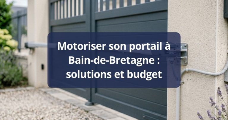 Portail battant aluminium motorisé vu depuis la cour, ses deux bras articulés en place, à Bain-de-Bretagne