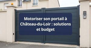 Portail battant aluminium motorisé et son clavier à code sur le pilier, à Château-du-Loir