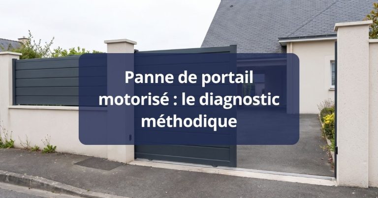 Portail coulissant aluminium arrêté à mi-course, coffret de commande éteint au pied du pilier