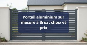 Portail aluminium semi-ajouré gris anthracite fermé, vue de face depuis la rue, à Bruz