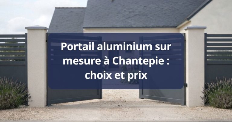 Portail aluminium semi-ajouré gris anthracite fermé, vue de face depuis la rue, à Chantepie
