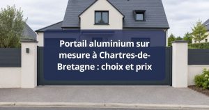 Portail aluminium semi-ajouré gris anthracite fermé, vue de face depuis la rue, à Chartres-de-Bretagne