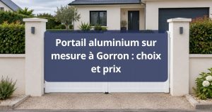 Portail aluminium semi-ajouré gris anthracite fermé, vue de face depuis la rue, à Gorron