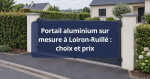 Portail aluminium semi-ajouré gris anthracite fermé, vue de face depuis la rue, à Loiron-Ruillé