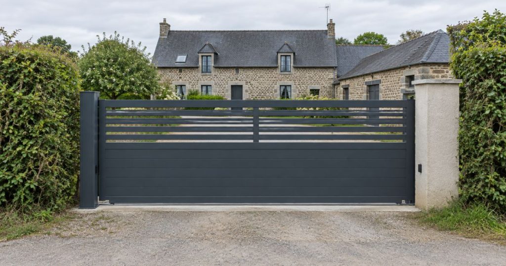 Portail aluminium sur mesure posé sur une entrée de bocage à Saint-Ouën-des-Toits