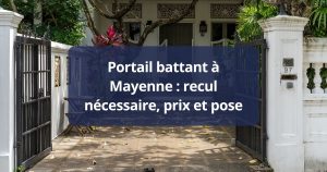 Portail battant aluminium à deux vantaux fermé, poignée centrale et butée au sol, à Mayenne