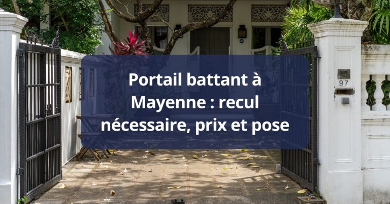 Portail battant aluminium à deux vantaux fermé, poignée centrale et butée au sol, à Mayenne
