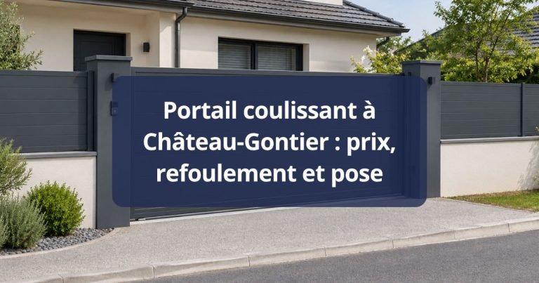 Rail au sol et galet d’un portail coulissant aluminium scellés dans leur longrine, à Château-Gontier