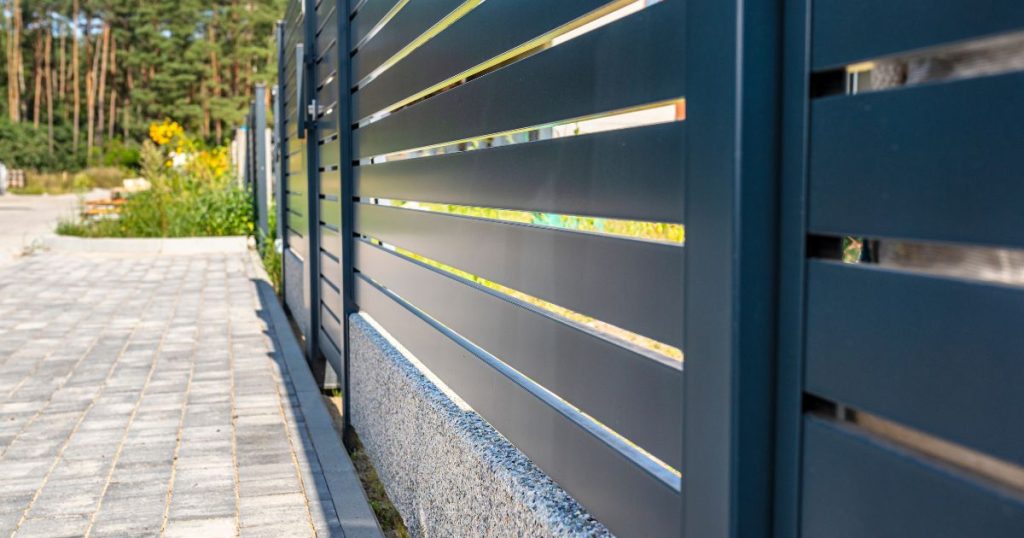 Portail coulissant aluminium fermé à Château-Gontier, tablier sur toute la largeur du passage, par Kalio Menuiserie
