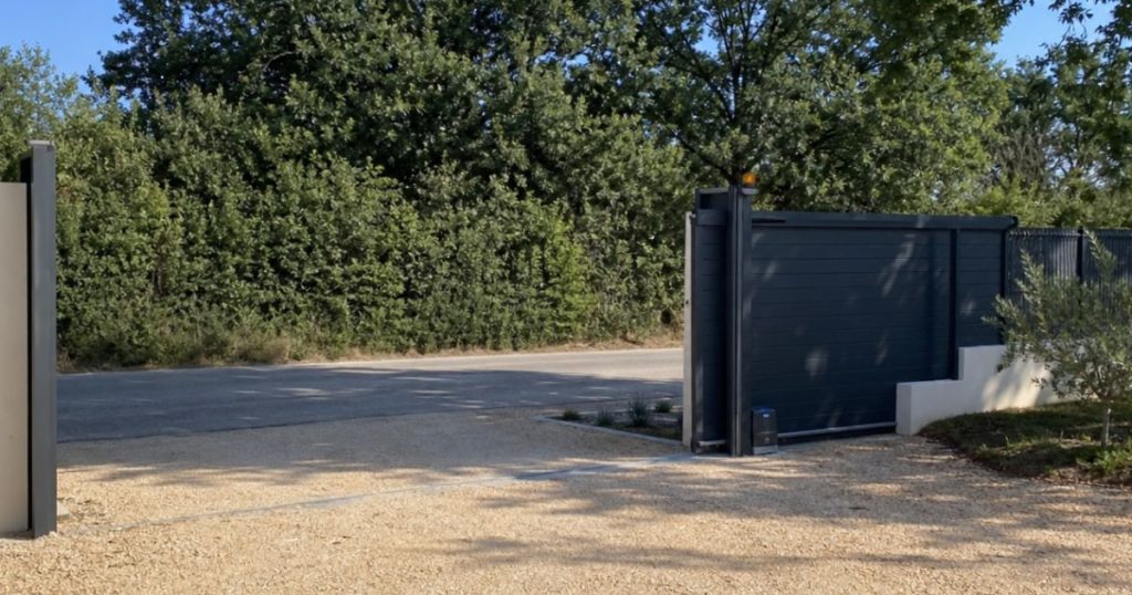 Refoulement d’un portail coulissant à Château-Gontier, tablier effacé le long de la clôture, posé par Kalio Menuiserie