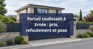 Rail au sol et galet d’un portail coulissant aluminium scellés dans leur longrine, à Ernée